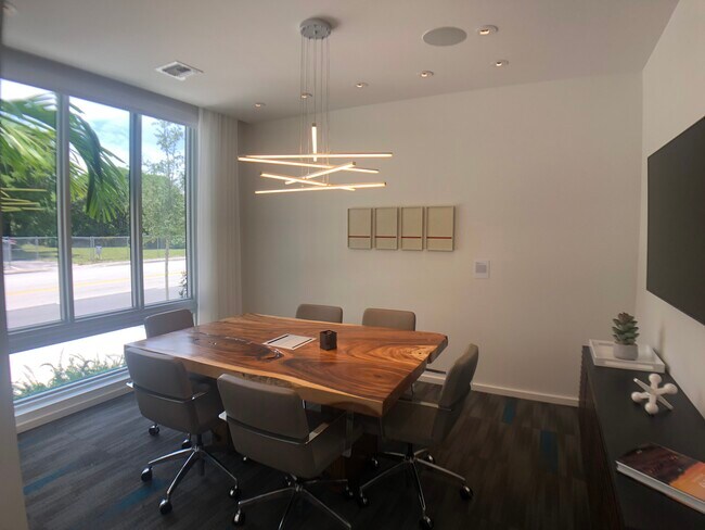 Building Photo - 700 NE 25th St