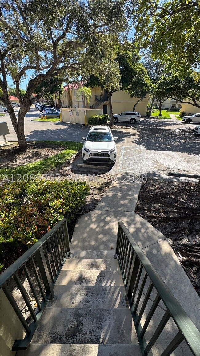 Foto del edificio - 18348 NW 68th Ave