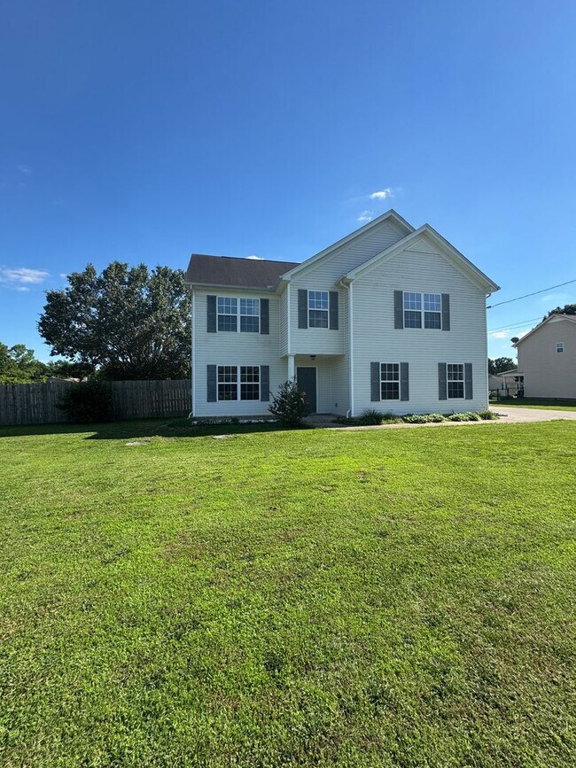 Foto del edificio - Large 3 bed 2.5 bath home in Murfreesboro with large fenced in yard backed up to green space