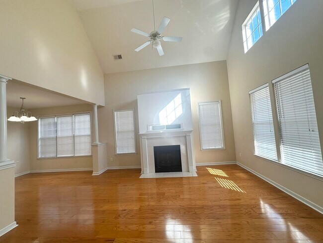 Foto del edificio - 8516 Shady Elm Dr