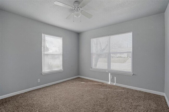 Foto del edificio - 4933 Lyndon Dr