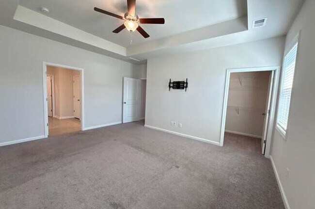 Foto del edificio - 4Bed/3.5Bath 3190 sq ft home located in the Falls
