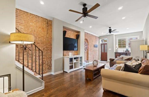 Primary Photo - 138 W Ostend St