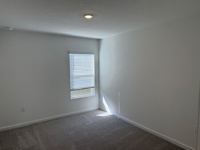 Foto del edificio - New Construction Rental, Conveniently Located near Cathedral Oak & First Coast Expressway