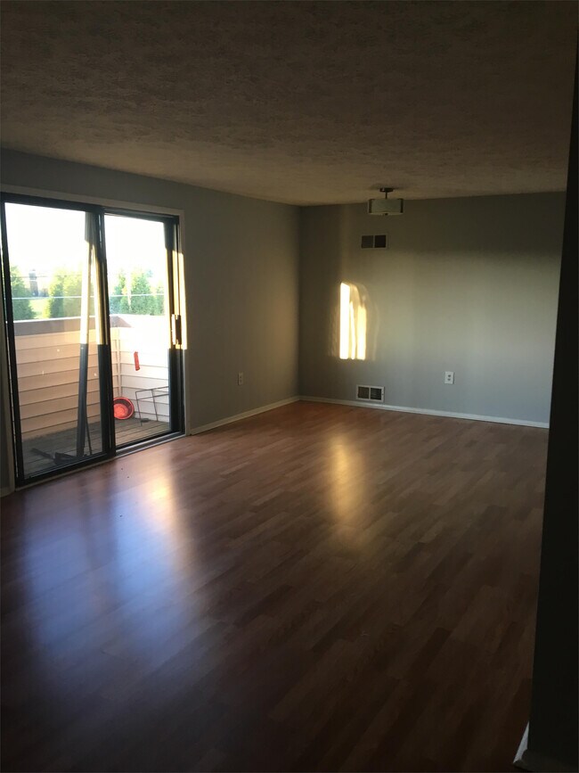 Building Photo - 750 Heather Ridge Dr