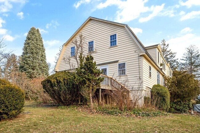 Building Photo - 68 Common St