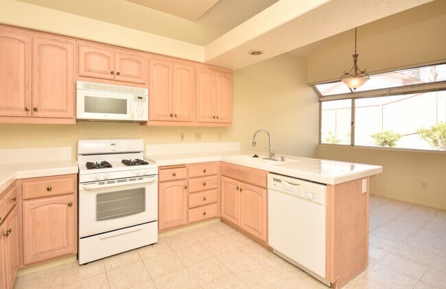 Foto del edificio - Single Story Spacious Home in Oceanside with a three car garage!