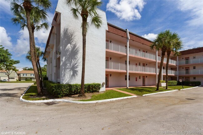 Foto del edificio - 8000 Lagos De Campo Blvd