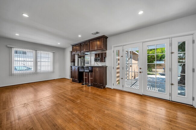 Building Photo - 1440 Roxbury Dr