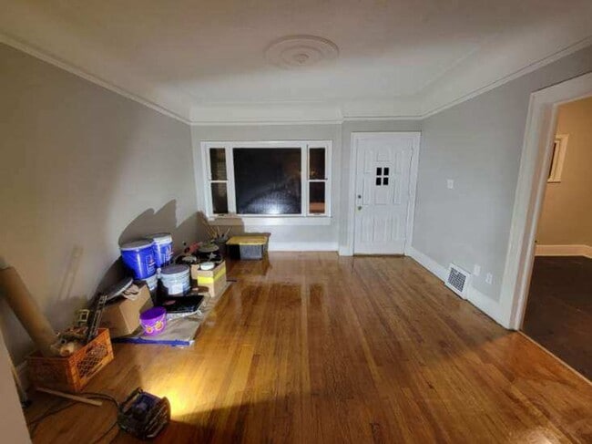 Foto del edificio - Beautifully updated large spacious home.  Great neighbors