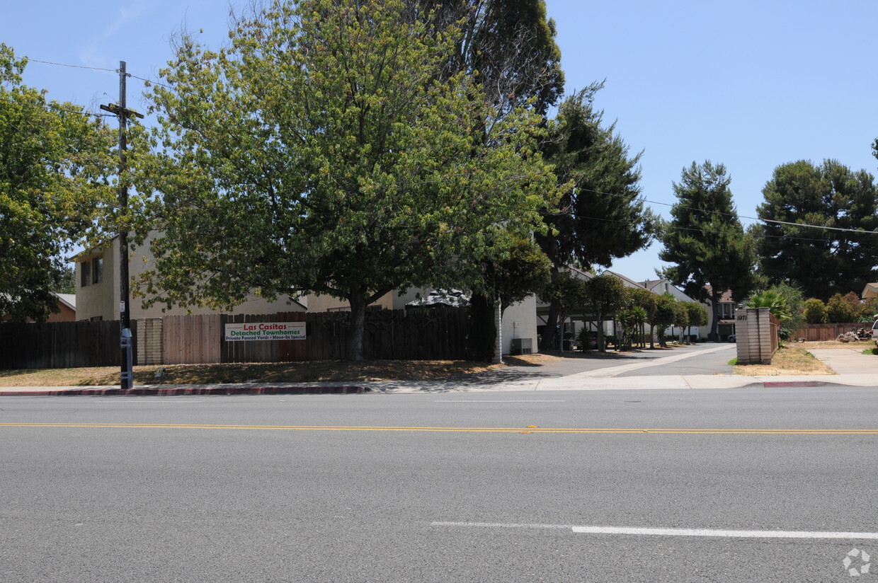 Building Photo - La Casitas Apartments