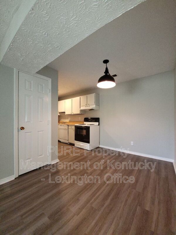 Foto del edificio - 352 Redding Rd