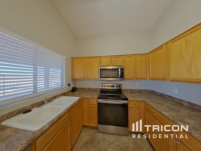 Building Photo - 40148 Calabria St