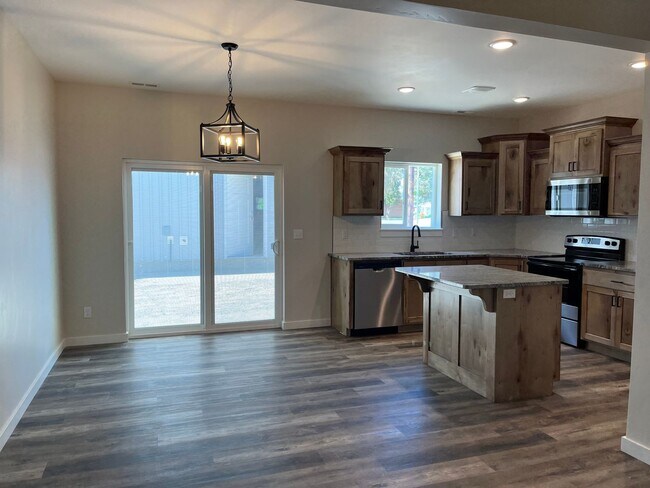 Building Photo - Available Now! Modern 3 Bedroom Townhome on the Westside of Idaho Falls!