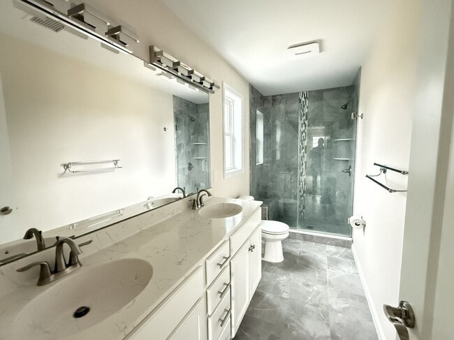 Foto del edificio - 584 Westlake Dr