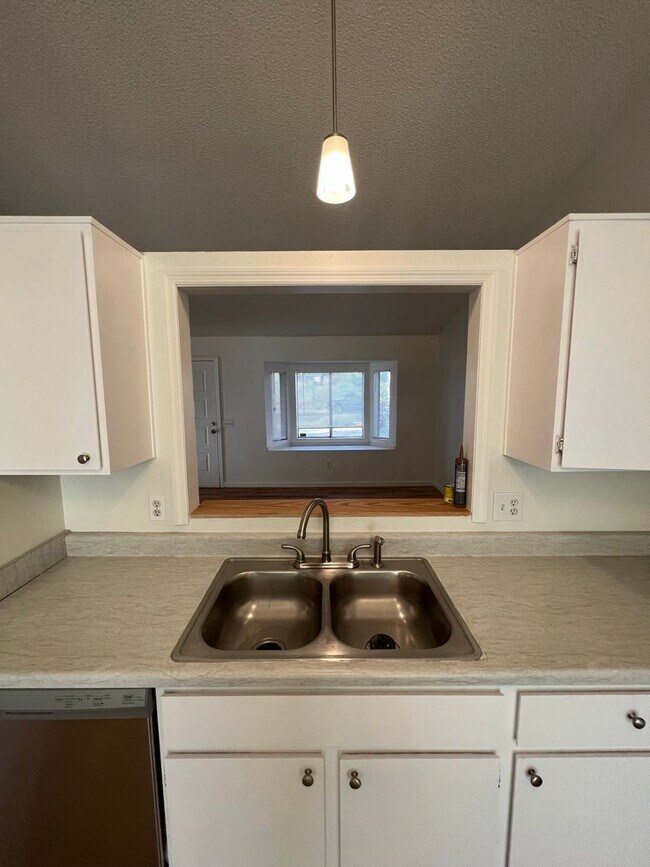 Building Photo - Newly remodeled home!