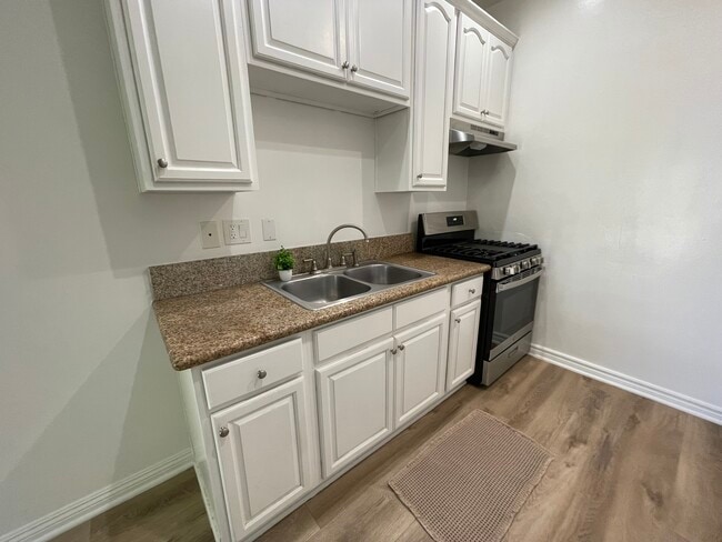 W17 Kitchen - Carlton Park Apartments
