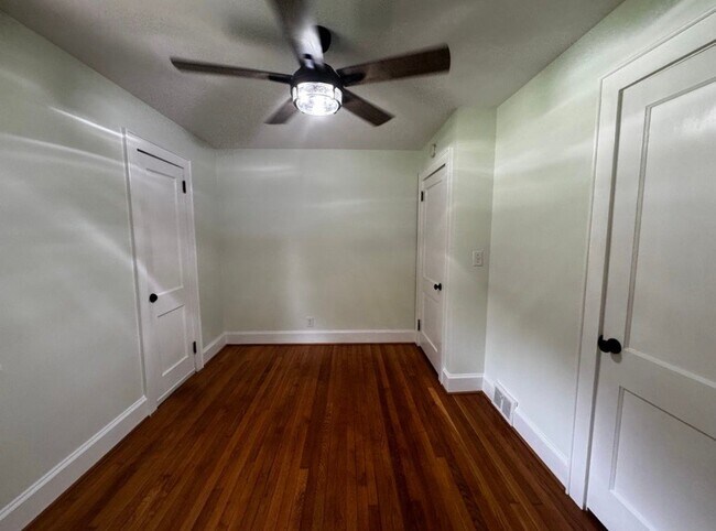 Foto del edificio - 4011 Rolling Hill Dr