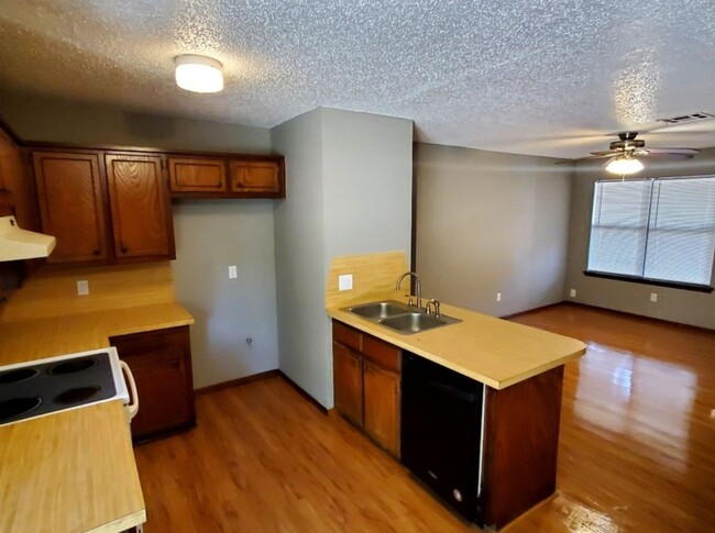 Foto del edificio - 3 Bed 1 Bath 1 Car Garage in Cardinal 2nd ...