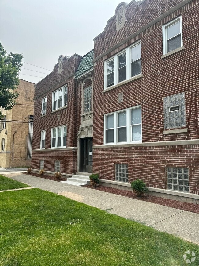 Building Photo - 2422 N Kilbourn Ave