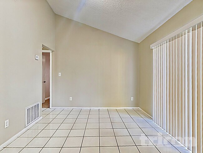 Foto del edificio - 816 Centerwood Ct