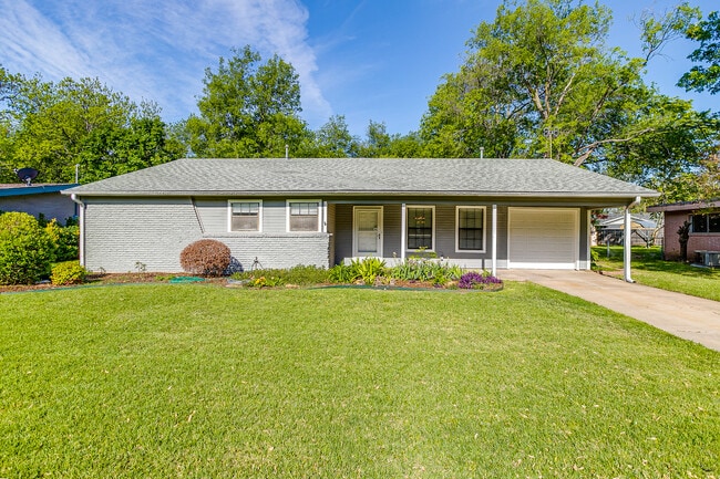 Building Photo - 1104 Sproles Dr