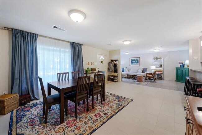 Foto del edificio - 2114 Hewitt Dr