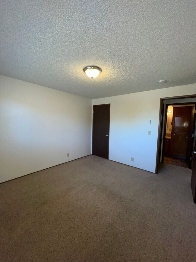 Foto del edificio - 2-bedroom Single Level Apartment