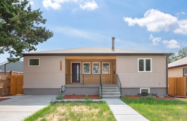 Foto del edificio - Striking Columbia Heights home near Berkeley Lake Park