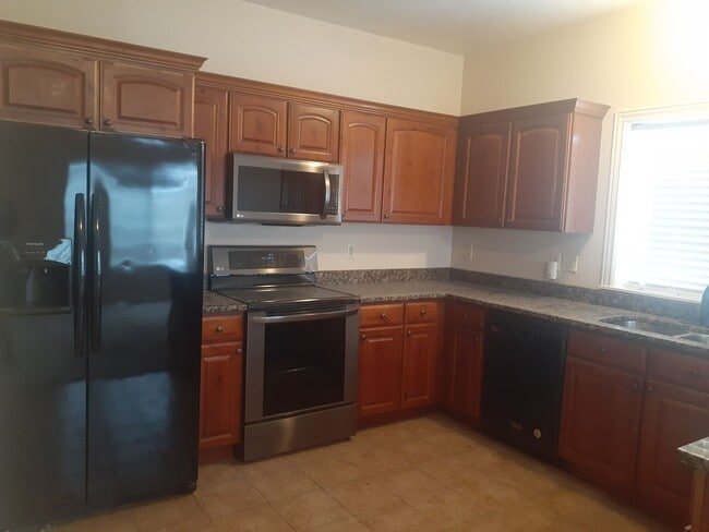 Building Photo - 3 Bed, 2.5 Bath, Rock Creek Townhome