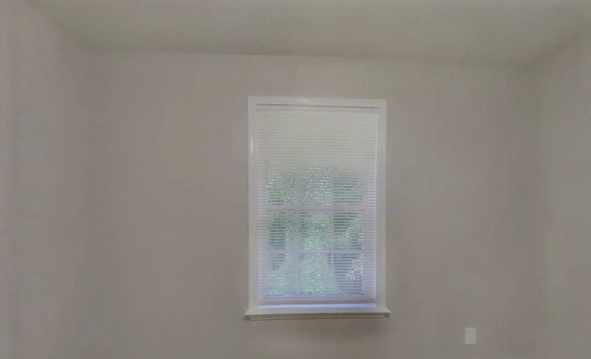 Building Photo - 3 Bedroom Residence Perfect for Family Living