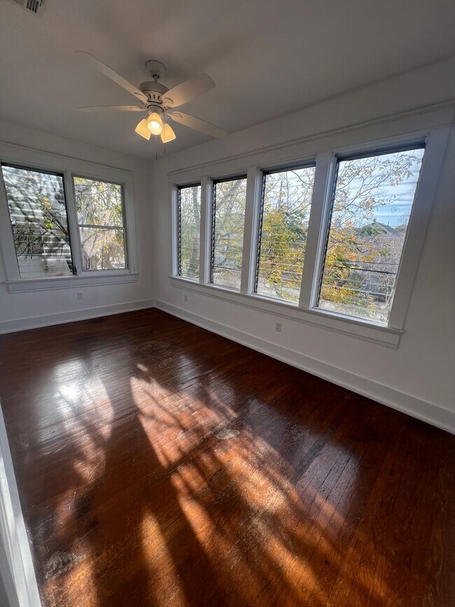 Foto del edificio - 3 or 4 Bedroom Available on Broadway!