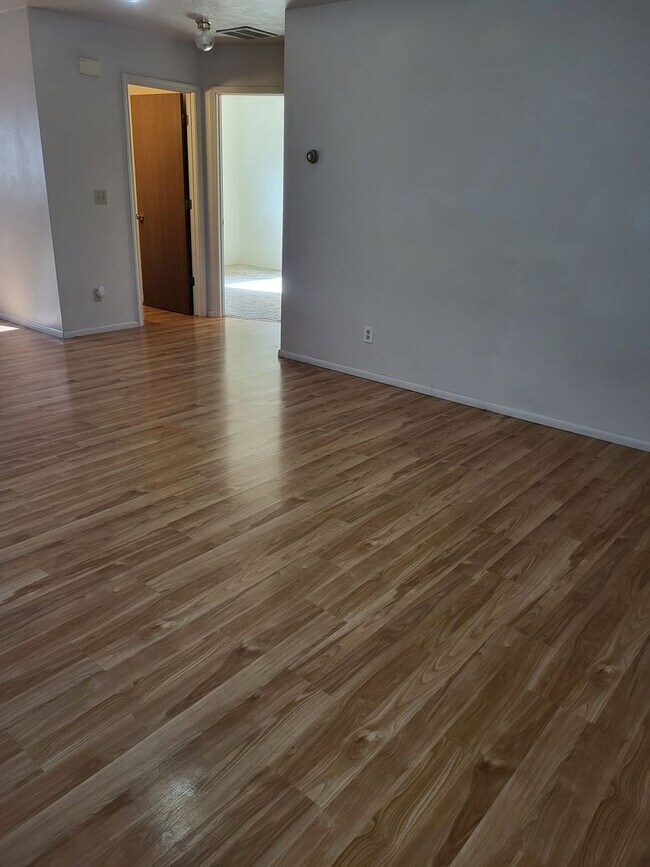 Foto del edificio - 2 Bedroom, 1 Bath Duplex with large yard.