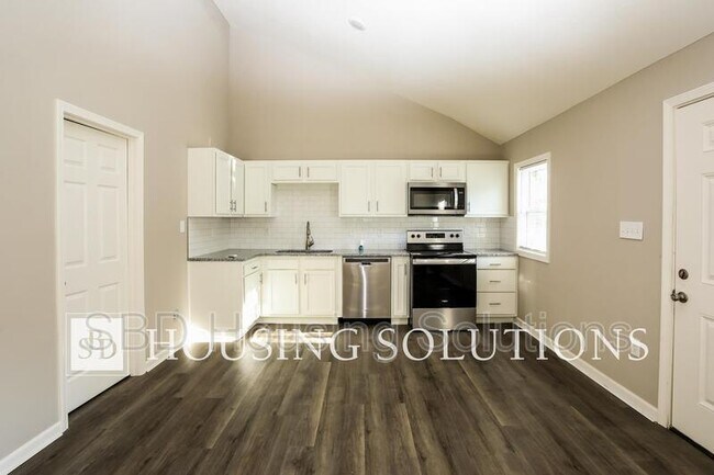 Building Photo - 1403 S Hedges Ave