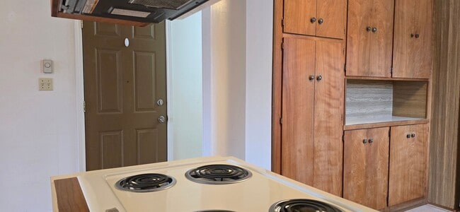 Building Photo - 2 Bedroom up stairs apartment