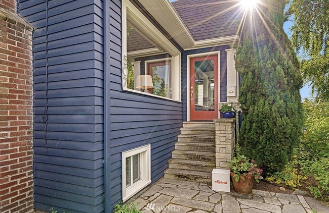 Entry & Enclosed Mudroom - 507 NW 72nd St