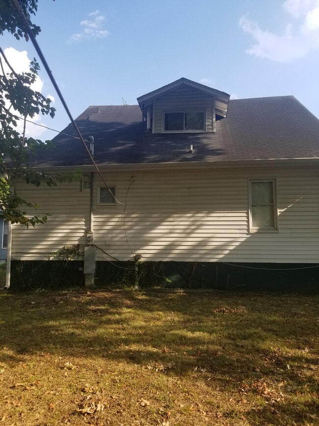 Building Photo - 2543 E 5th Ave