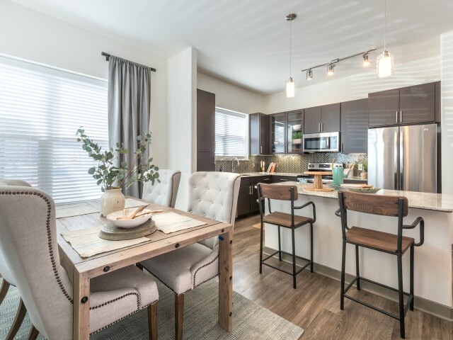 Lujosa Comedor y cocina - Overture Highlands 55+ Active Adult Apartment Homes