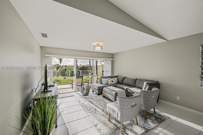 Building Photo - 10733 SW Elsinore Dr