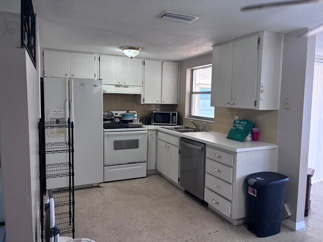 Foto del edificio - 8019 Portage Dr