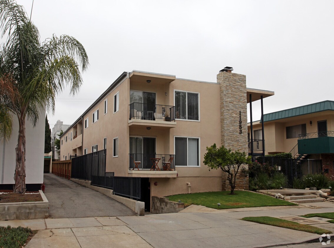 Foto principal - 11953 Kiowa Ave