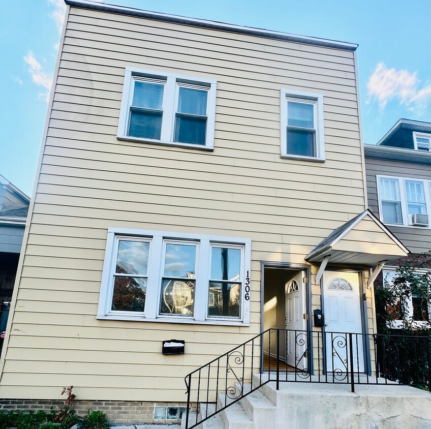 Primary Photo - 1306 S 50th Ave