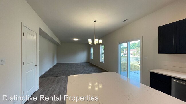 Building Photo - 4 br, 2.5 bath House - 6480 Wallingford St