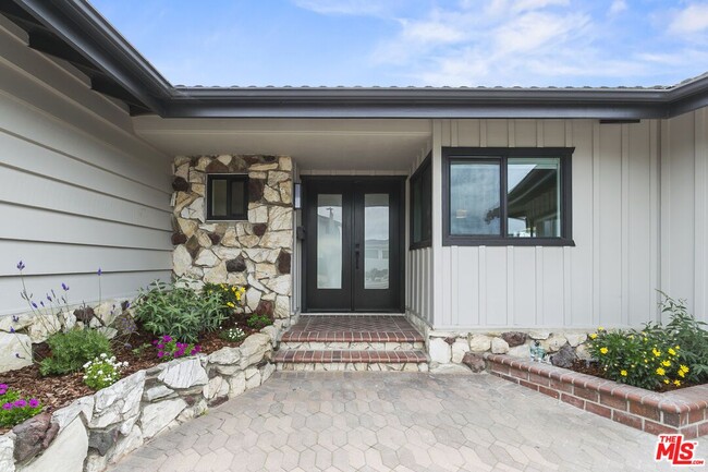 Building Photo - 4444 Don Felipe Dr