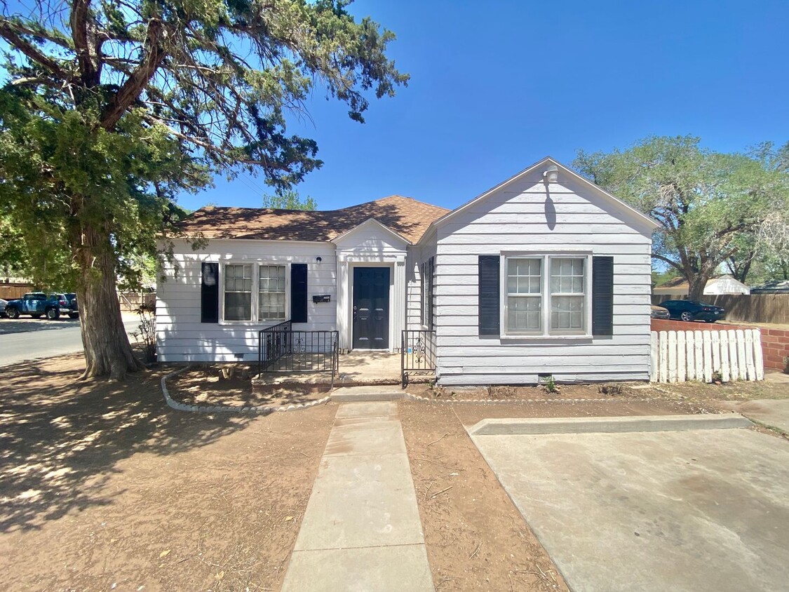 Primary Photo - Available Now - 2 bed 1 bath near Texas Te...