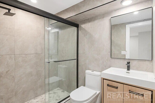 Foto del edificio - Stunning Spacious 2 Bed Garden Apt!