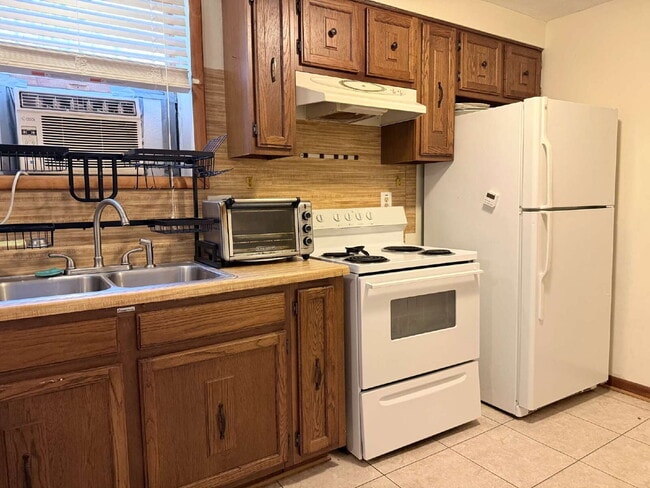 Foto del edificio - Spacious 1BR / 1BA Basement Apartment Just Minutes From Town