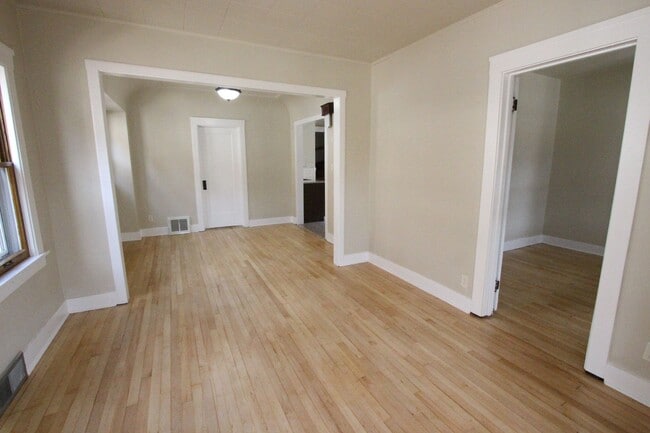 Building Photo - 3 Bedroom 1.5 Bath West Allis House for Rent