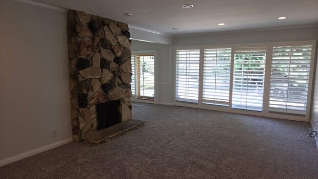 sala de estar con chimenea - 3514 S Burnside Ave