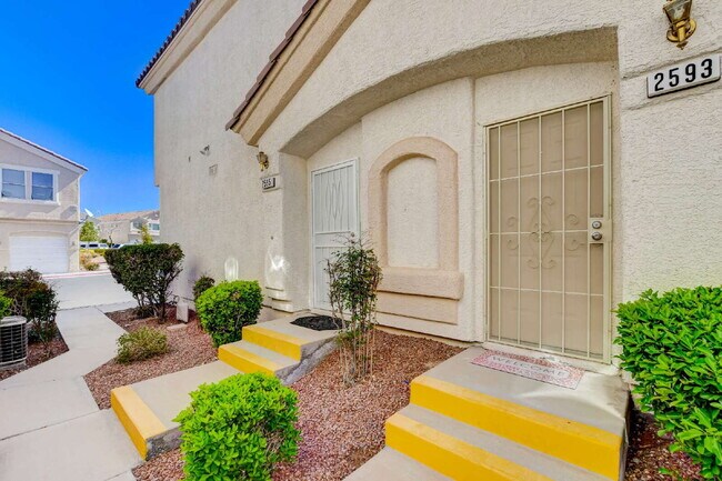 Foto del edificio - "Charming 2-Bedroom Townhouse Retreat with 2.5 Baths in South Henderson -with Backyard “